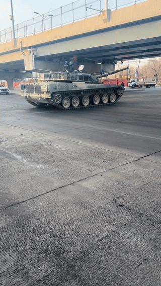 这是内蒙古包头一条非常有名的道路名曰:“坦克路”。这条道路是经过特殊加固过的，