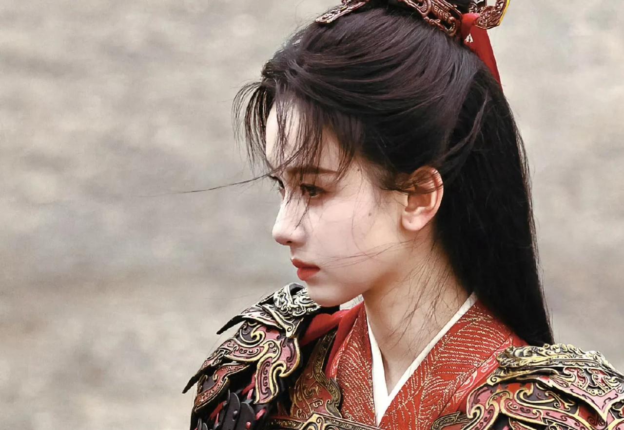 陈都灵《翘楚》女将军妆造路透还有点不错一直觉得陈都灵是属于温婉型，演大家闺秀