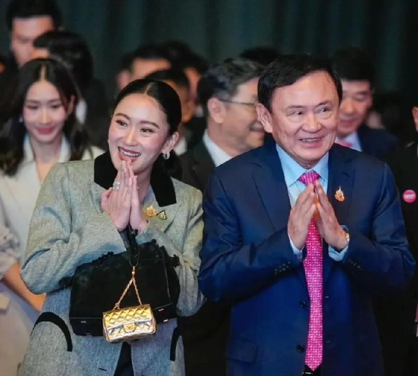 他信如承诺那般真回国了！今天下午两点多钟，他信的专车就已经等在了曼谷廊曼机场，