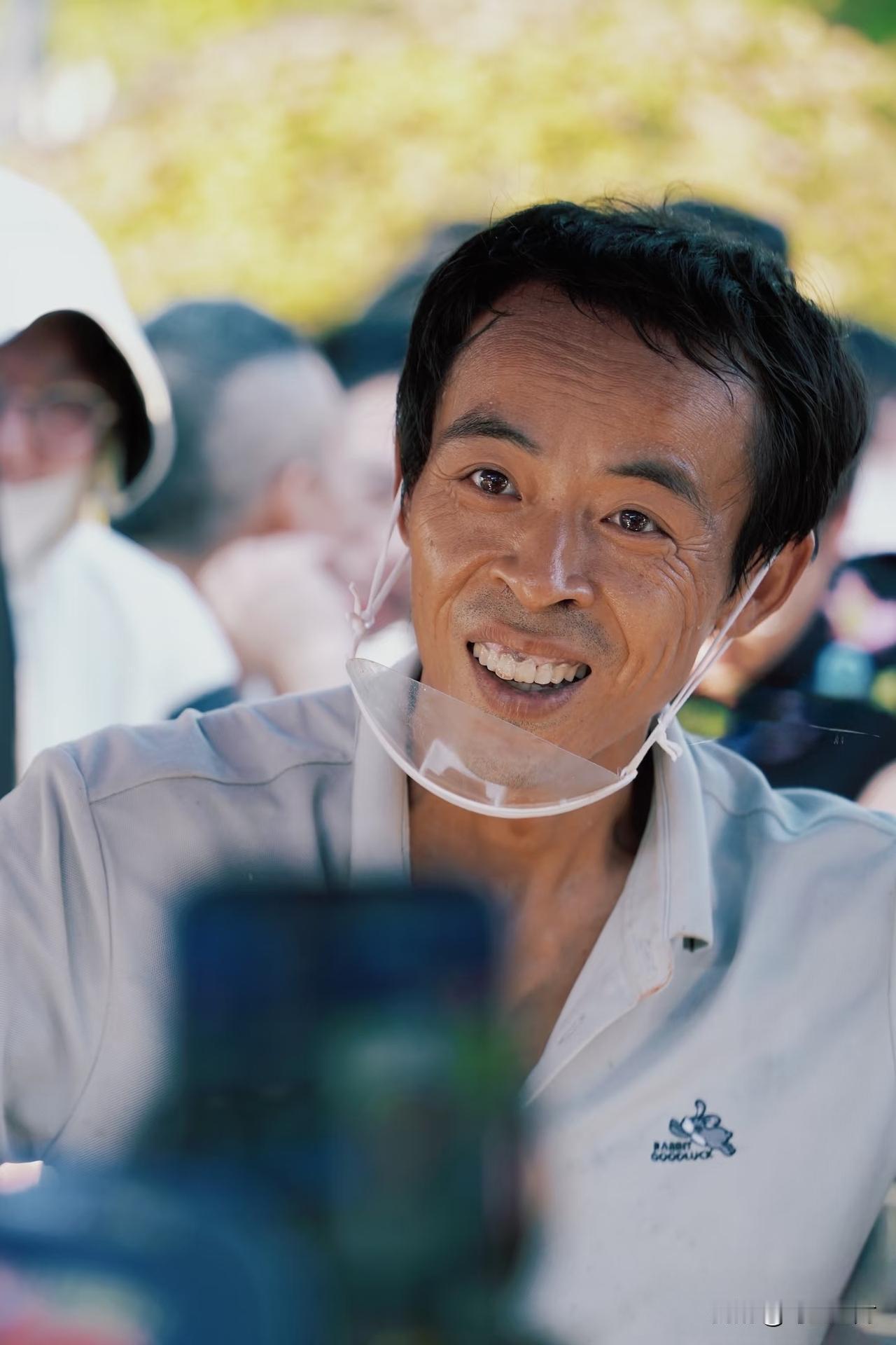 资本、网络改变一个人真的是太容易了。一个老实本分的炸鸡排的小贩，摇身一变就成了排