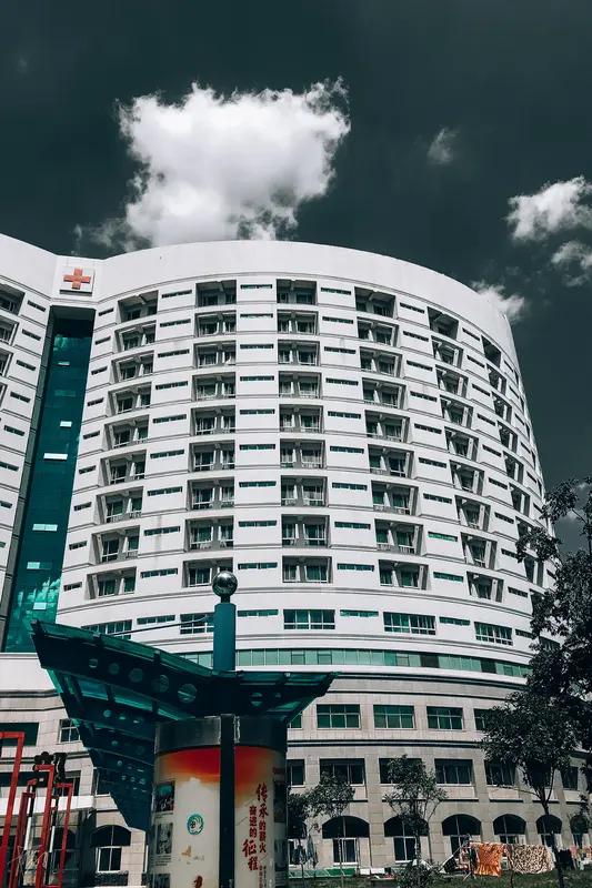 有人说最好的生意是医院，乍一听似乎有点道理。在多数人观念里，医院人满为患，加上老