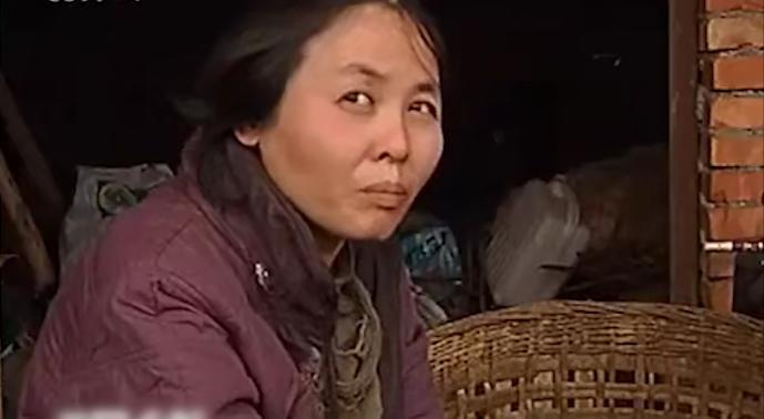 1995年，20岁的女大学生被人贩子120元卖给55岁老光棍，被关押17年，每天