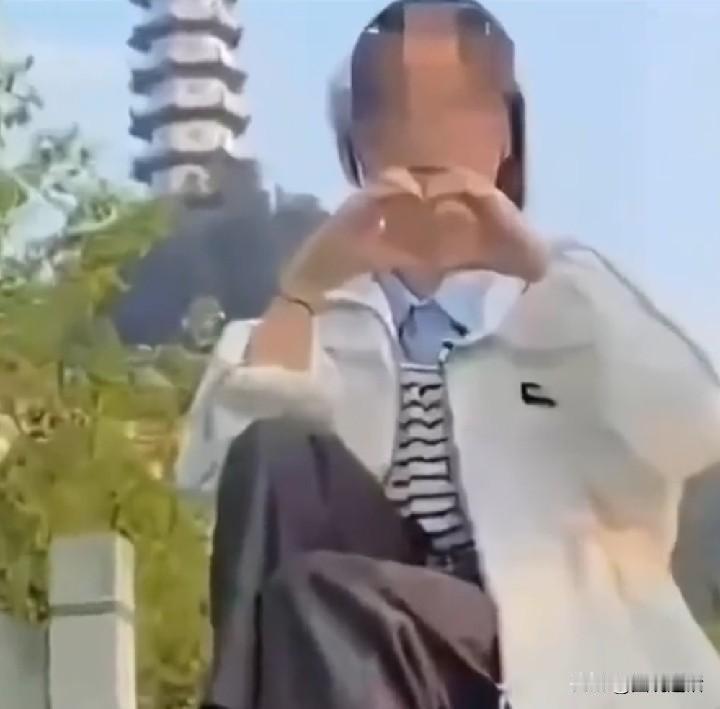 错就是错了！希望医院正视问题，切实担起责任！近日，贵州一女大学生因腹泻、呕吐等入
