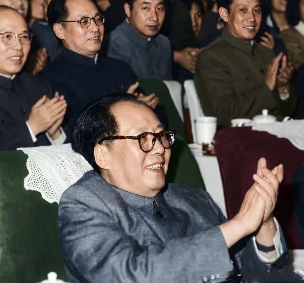 毛主席时代，人民当家作主，活的有尊严。老百姓心中有杆秤。毛主席是全國人民心中的大