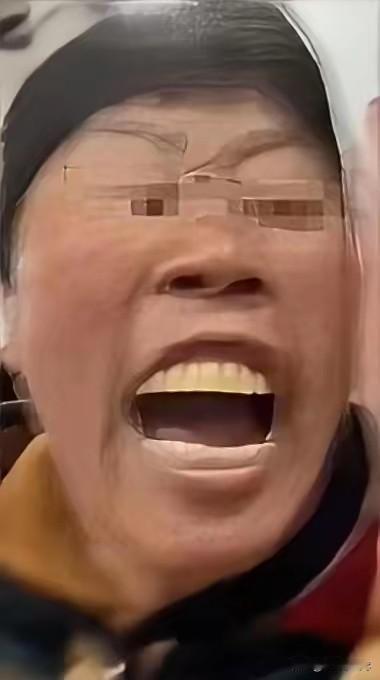 “好心办坏事！”河南郑州，一家人把刚满6天的宝宝抱到窗边晒光，奶奶伸手去按宝宝胸