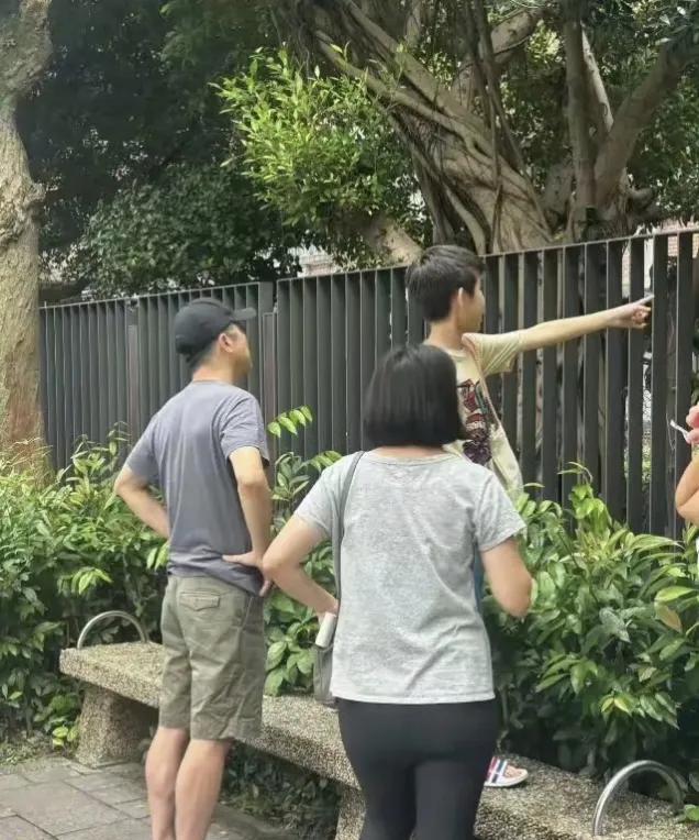 #头号创作者激励计划#图一是庾澄庆和妻子以及8岁的儿子，在校门外接女儿的情景。