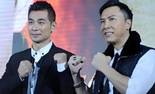2012年，赵文卓镜头前怒怼甄子丹，当场撂下狠话：“我在北京有十套房，赔上演艺生涯也要跟你死磕到底！