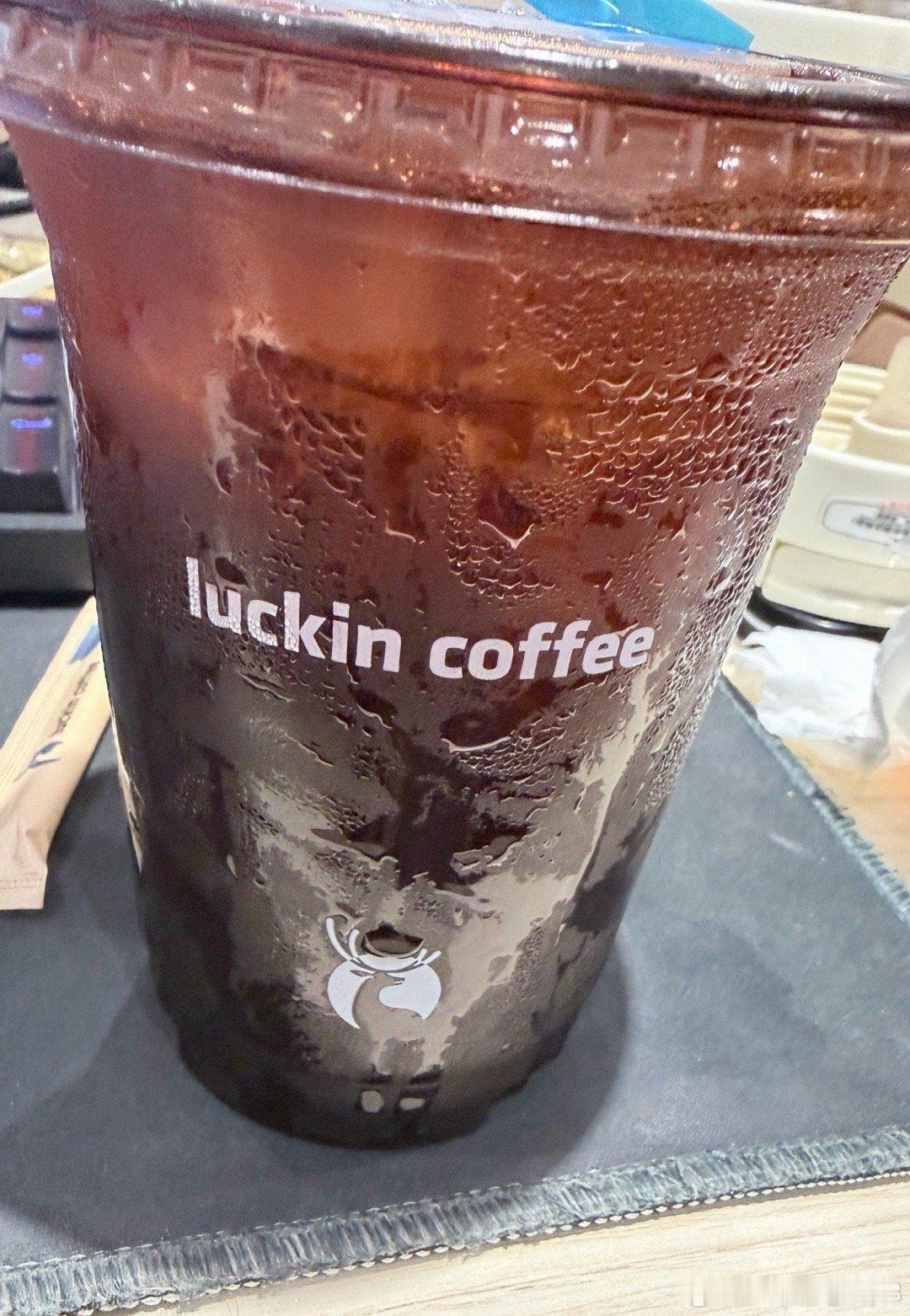 看广告还以为这个杯子是玻璃的，原来也是一次性的。让我来试试新品。