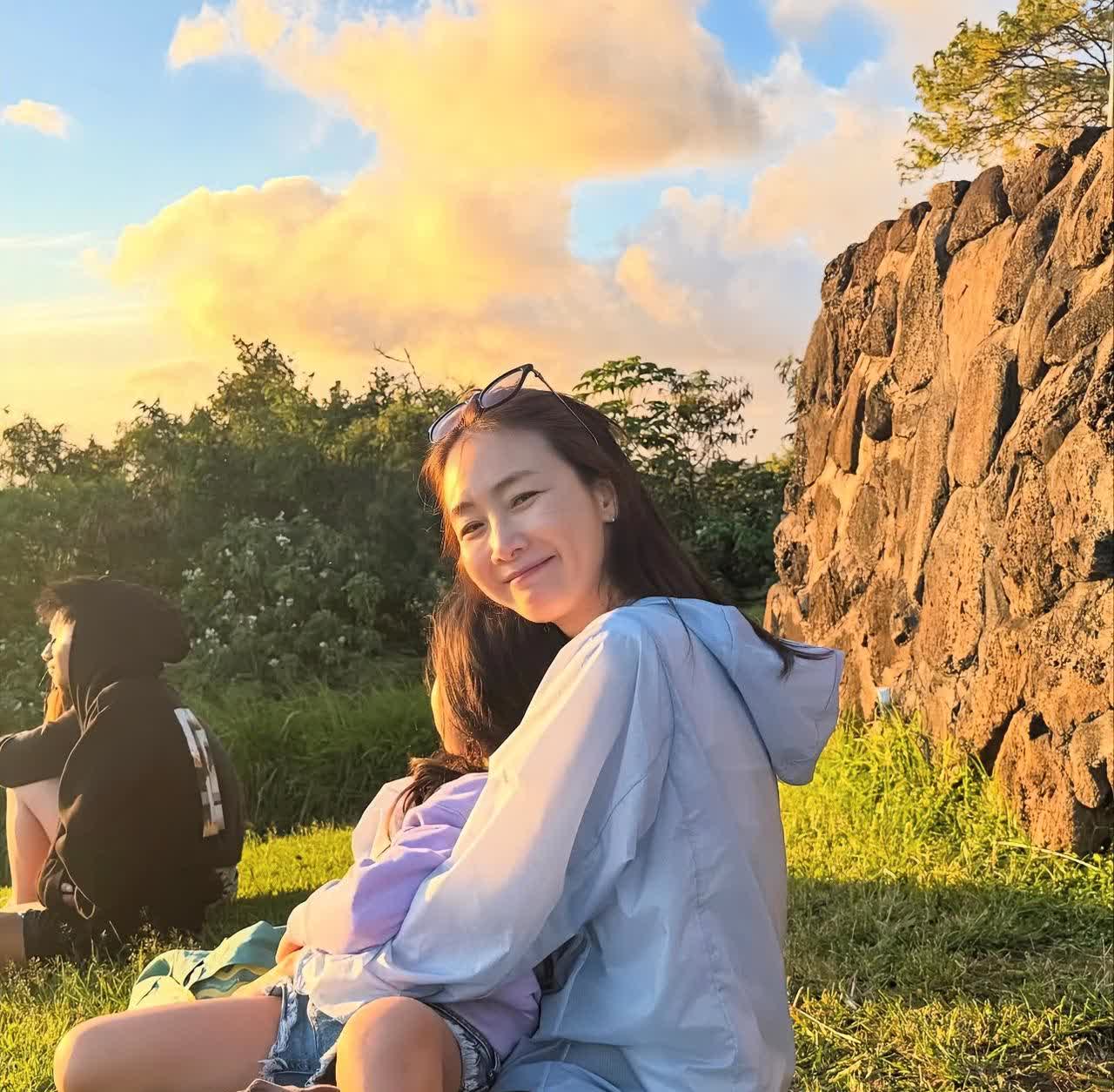 演员崔智友8/12日下午发帖分享了与女儿的幸福🥰旅行日志；拥女儿入怀看夕阳余晖