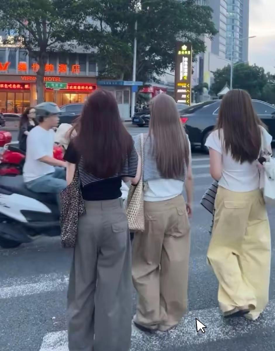 今年这么流行阔腿工装裤吗？女生穿了好显气质啊！