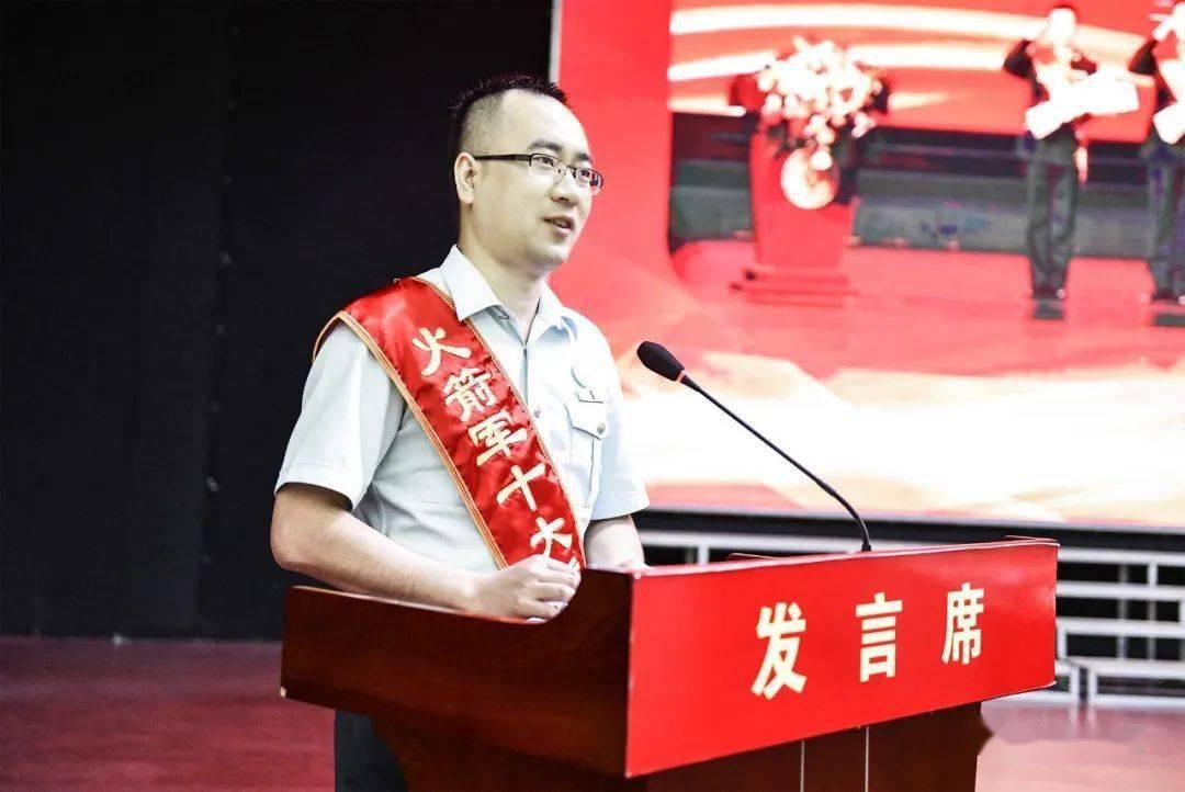 他没有军衔，却是火箭军“十大砺剑尖兵”，荣获全国先进工作者（火箭军部队唯一获此殊