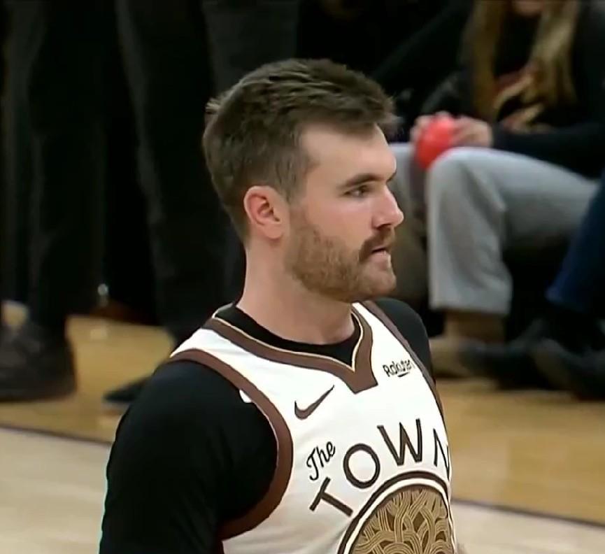 没有库里也没有巴特勒！！！勇士今天就是凭借这套阵容99-94硬是把骑士给赢了！