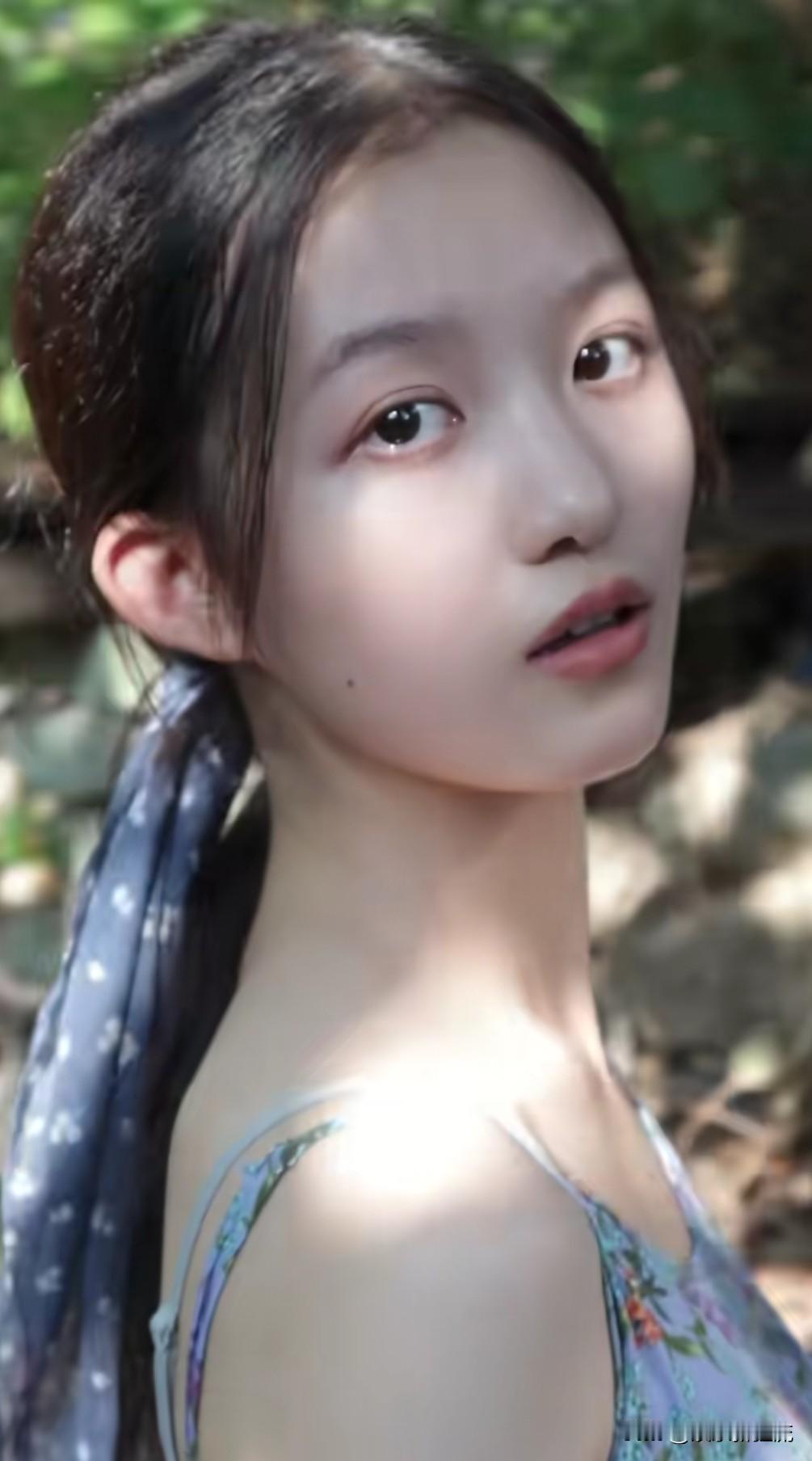 底子好的女生能够架起素颜的美，女孩眼神之中闪烁着对一切美好的向往，几乎没有一点妆