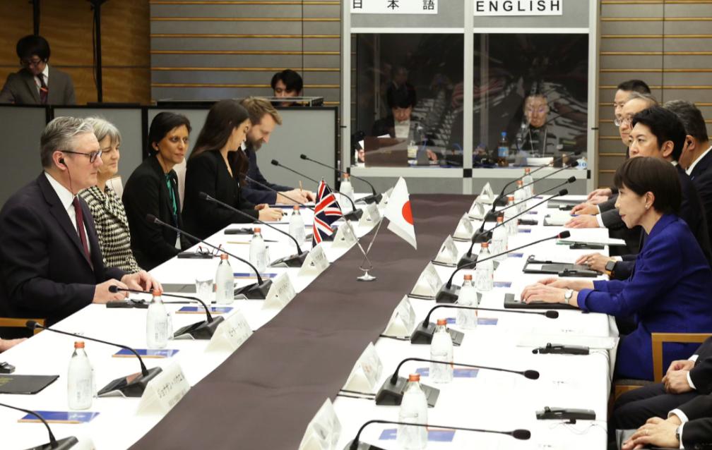 英国首相斯塔默“闪电”访问日本，高市早苗与他会谈的第一句话，就把他惊呆了。高市早