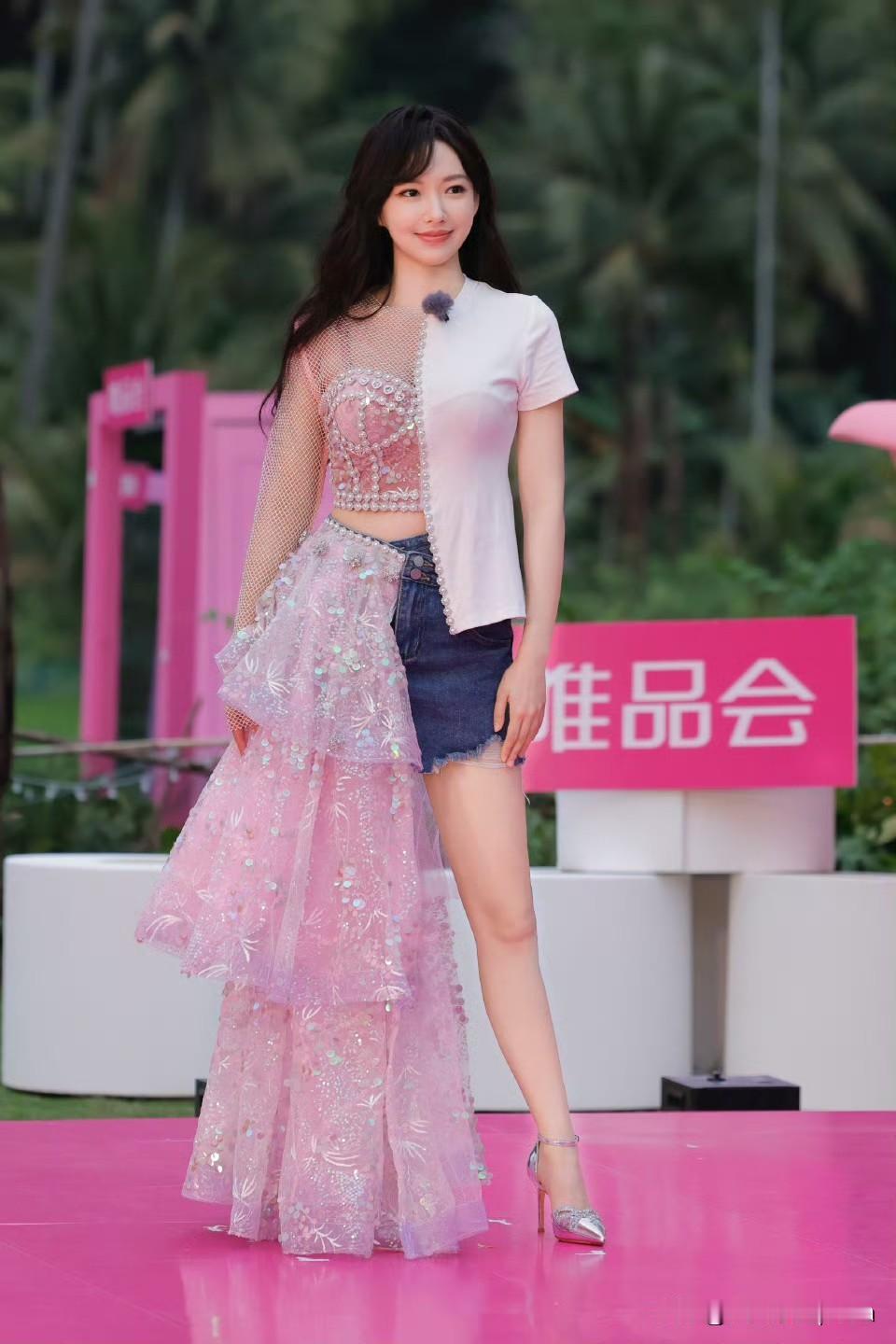 程潇这腿真是绝了！又长又直线条还特别匀称，完全漫画里走出来的比例啊～她身材底