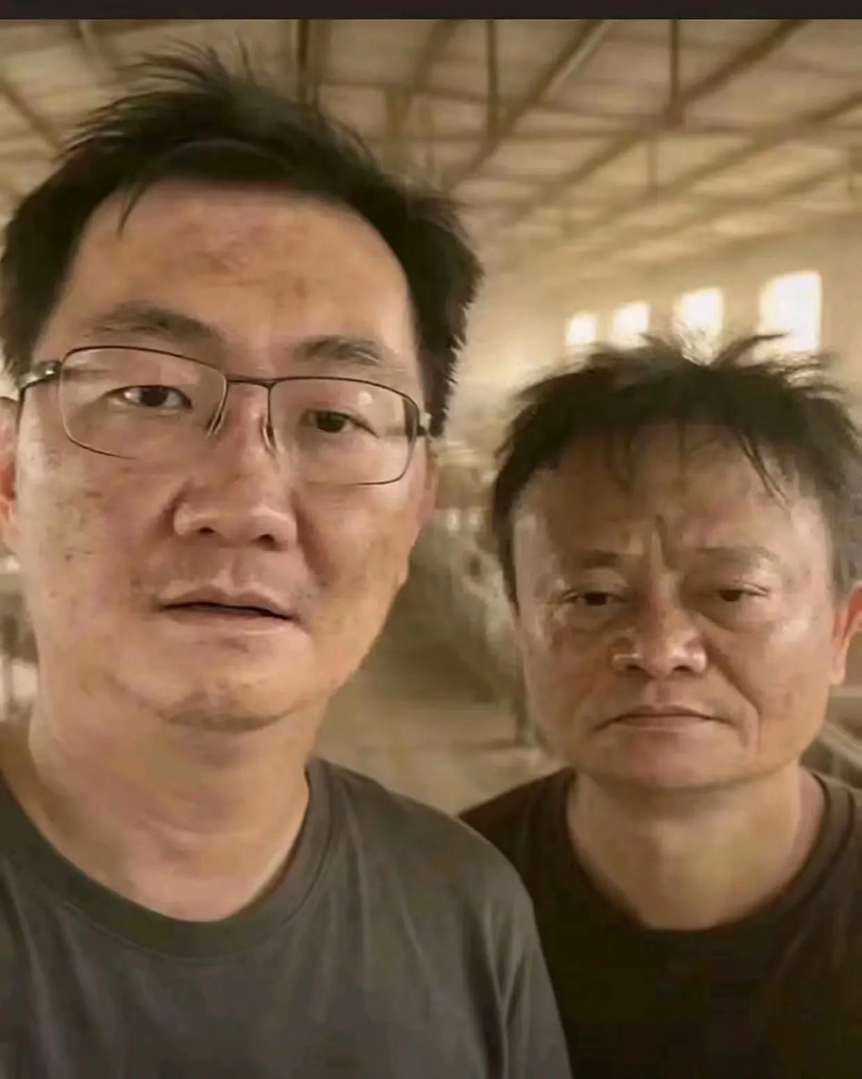 把这哥俩累坏了，天也热，这个天还下雨闷热身上都湿透了[大笑][大笑][大笑][大