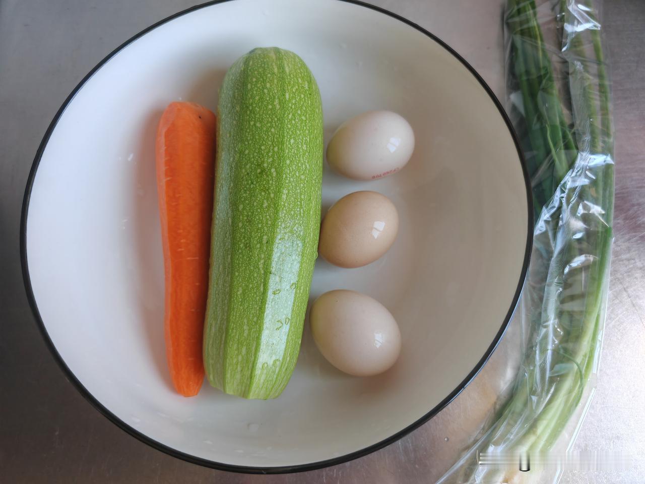 入伏饺子～头伏饺子二伏面，昨天我也跟风包了素馅饺子。西葫芦是在叮咚买的，搭