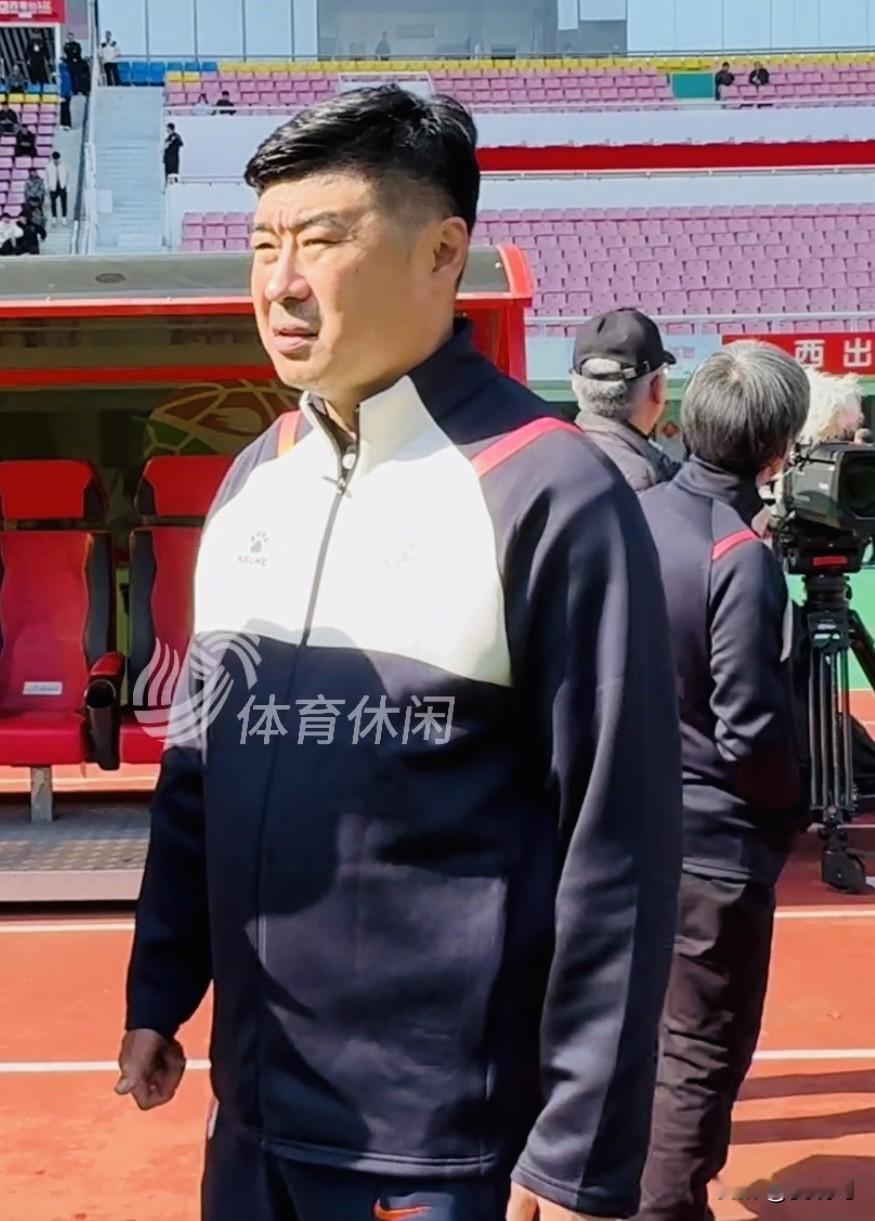 泰山B队主教练韩鹏将驰援泰山一线队，成为临时教练团队的一员。此外，山东泰山还有