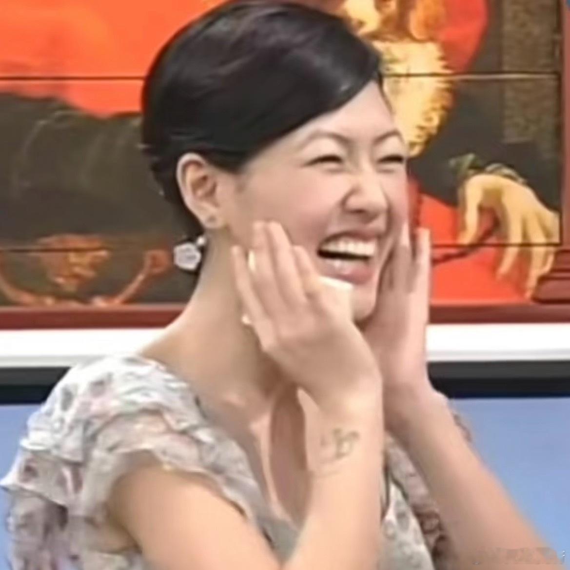 哈哈就是这样的，只要关于我霞正面的热搜那热度压的一个比一个快，但凡有一点点可以炒