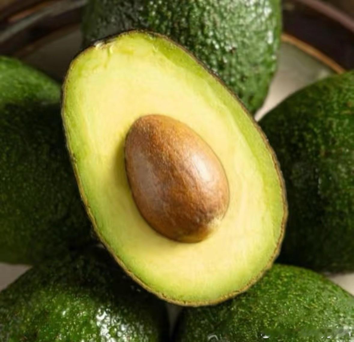 牛油果的种植方法：1、选地整地：牛油果喜爱生长在土壤层浓厚、肥效好的地块，栽种前