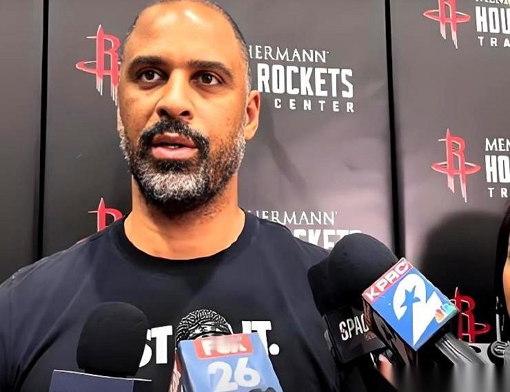 季后赛还没开打，火箭主教练乌度卡就把战术板直接拍在了桌上。对着满屋子的镜头，他