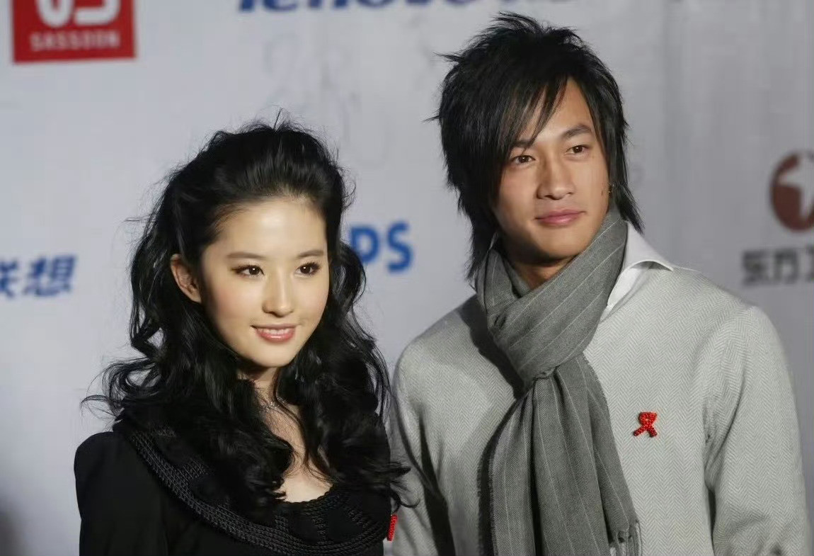 我以为何润东火了只是开玩笑，没想到是真的火了是不是也证明逐玉是不是挺多人看的。是