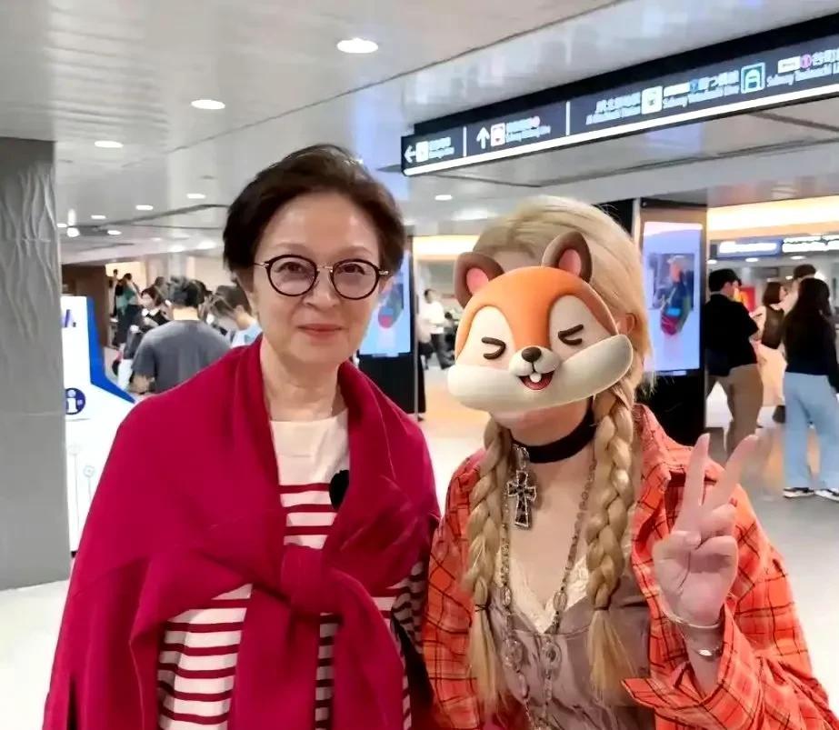 讲真，67岁的刘莉莉也太让人惊着了吧！你瞅瞅她那状态，哪像奔七的人啊？穿搭就不
