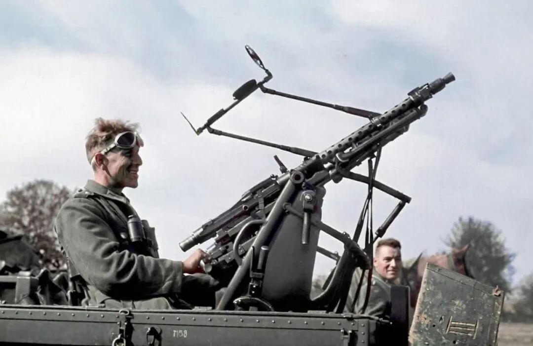 安装在MG-Wagen36防空机枪拖车上的MG34通用机枪。MG-Wagen