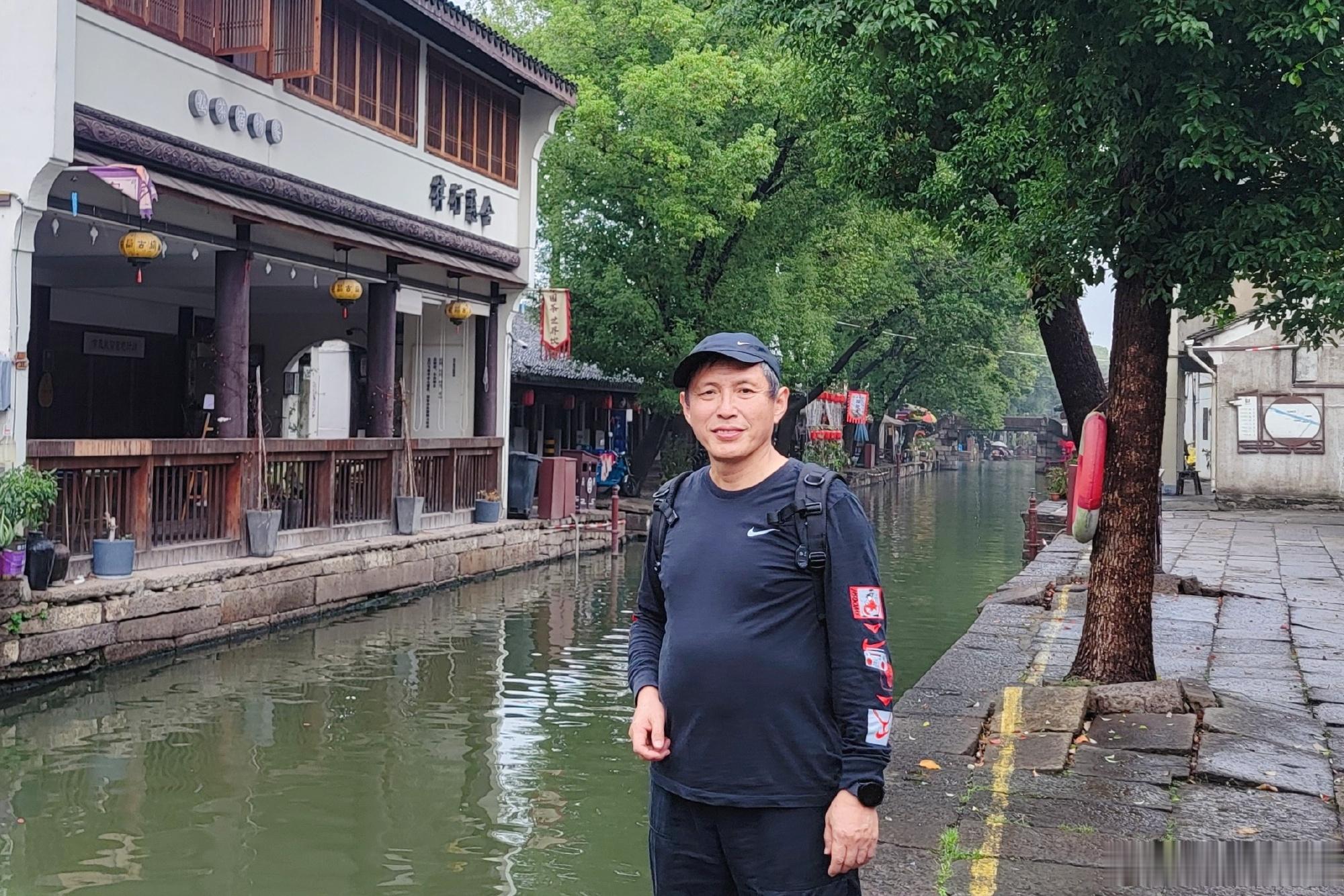 又回绍兴（10）“安昌古镇”之六沿着北岸走到西社庙桥，带着顶棚的长廊与...