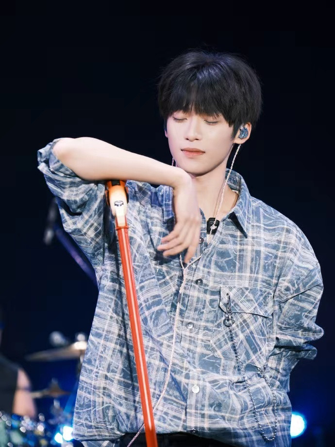 梓渝格子衫顺毛彩排照彩排时刻的梓渝梓渝格子衫顺毛彩排照，彩排时刻的梓渝，满分乖酷