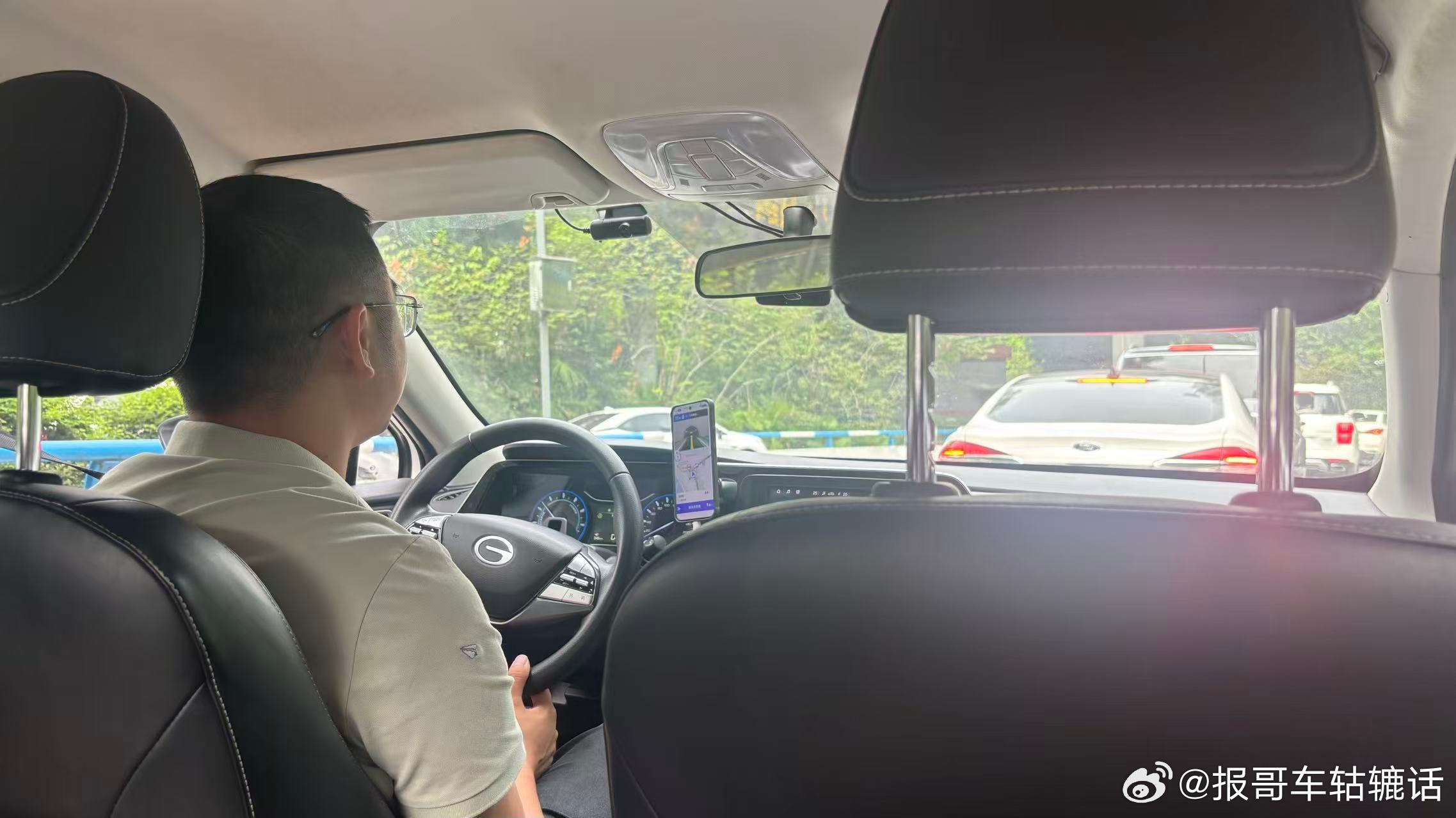 打了辆广汽埃安，司机说这车他按半年租的，一天租金110。他每天能拉小300，一天
