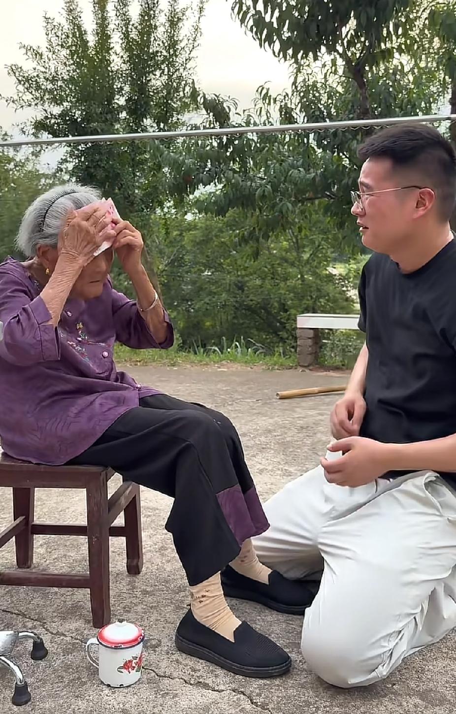 奶奶满面愁容地跟孙子说，头有点晕，孙子的一个举动，瞬间就把奶奶哄得开心大笑了。