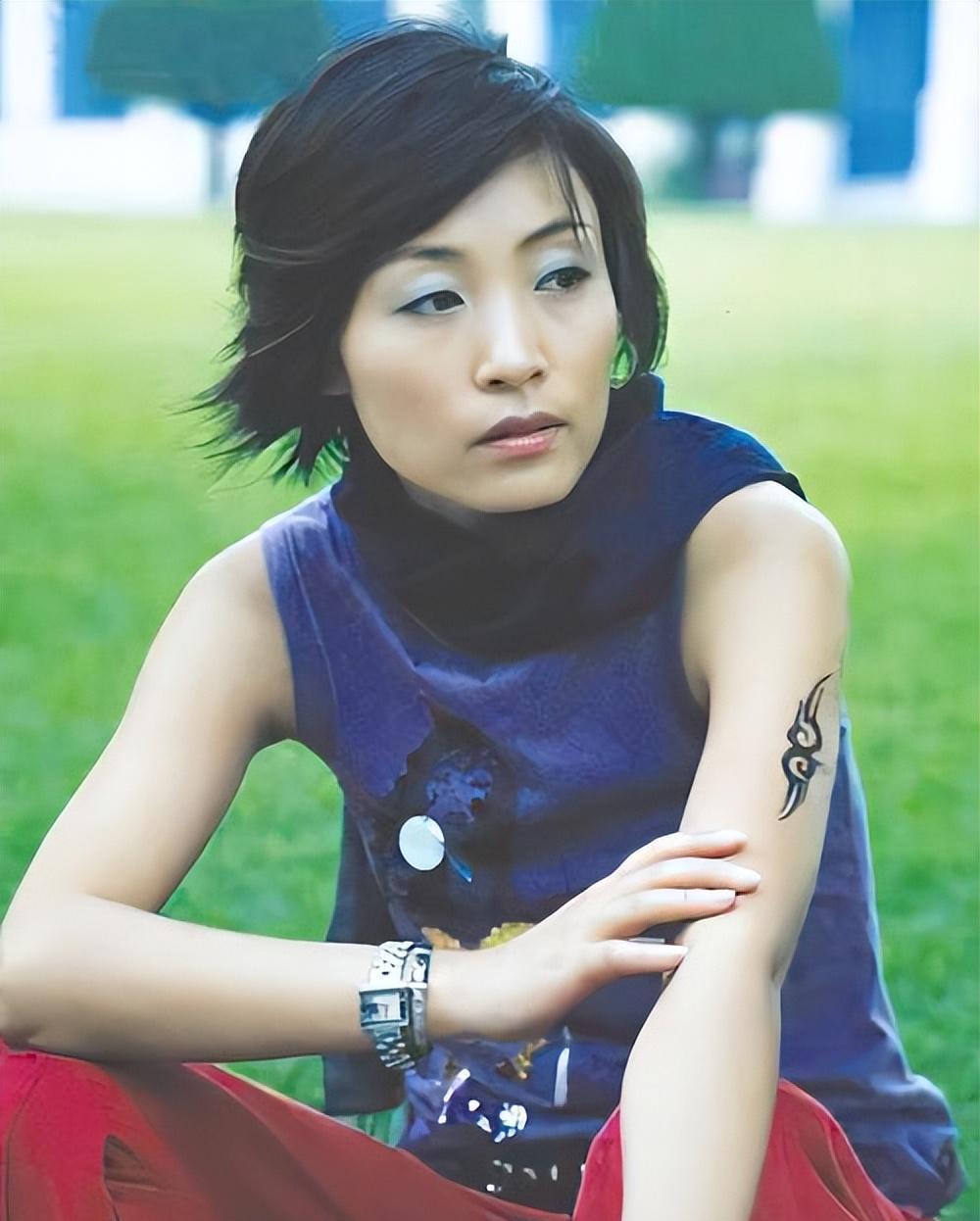2009年，陈琳给母亲留下一张30万的存折，精心打扮之后，从楼上一跃而下，结束了
