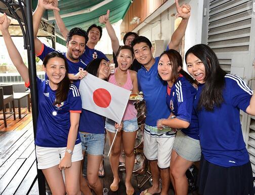 美国世界杯，中国汉奸大聚会——上海球迷穿日本队球衣，为日本队加油！美加墨世界