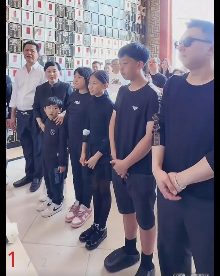 蔡天凤母亲算是会选择二婚丈夫了，她带着蔡天凤改嫁给现任丈夫。如今蔡天凤被前夫杀害