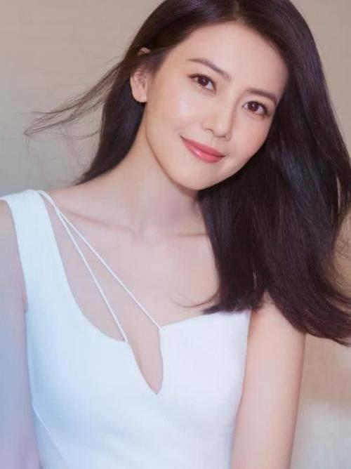 秦岚和高圆圆都是女神级别的演员。她们是两种东方温润美人，没有绝对输赢。两个