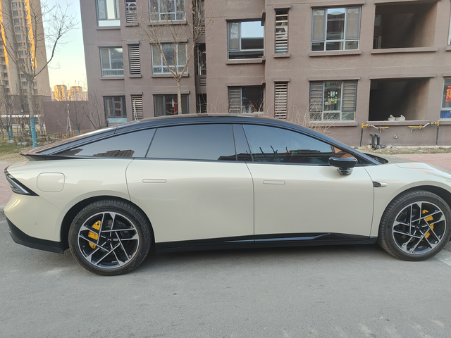 一万公里打卡，香到没边我的p7+目前已经开了一万多公里了，怎么说呢，我总结起来