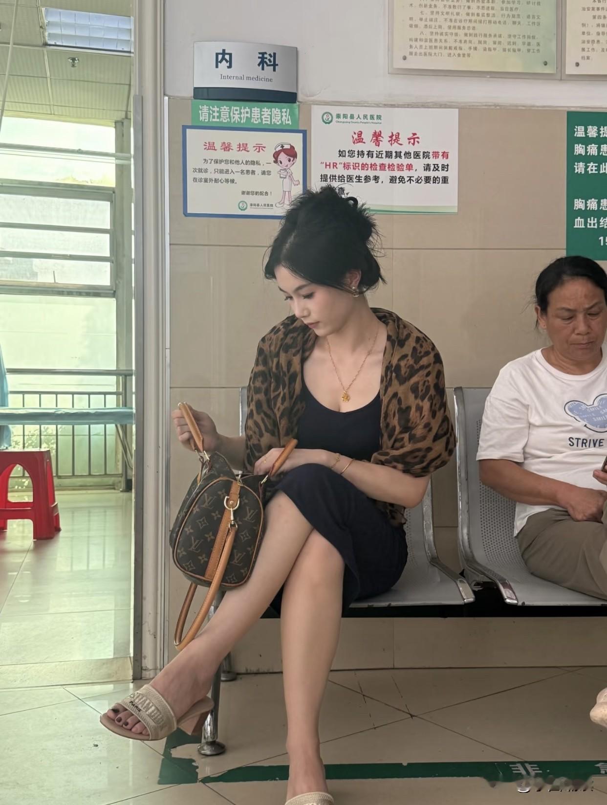 看看眼前这位，是不是妈味十足，是叫贵妇好呢，还是叫美少妇好呢？