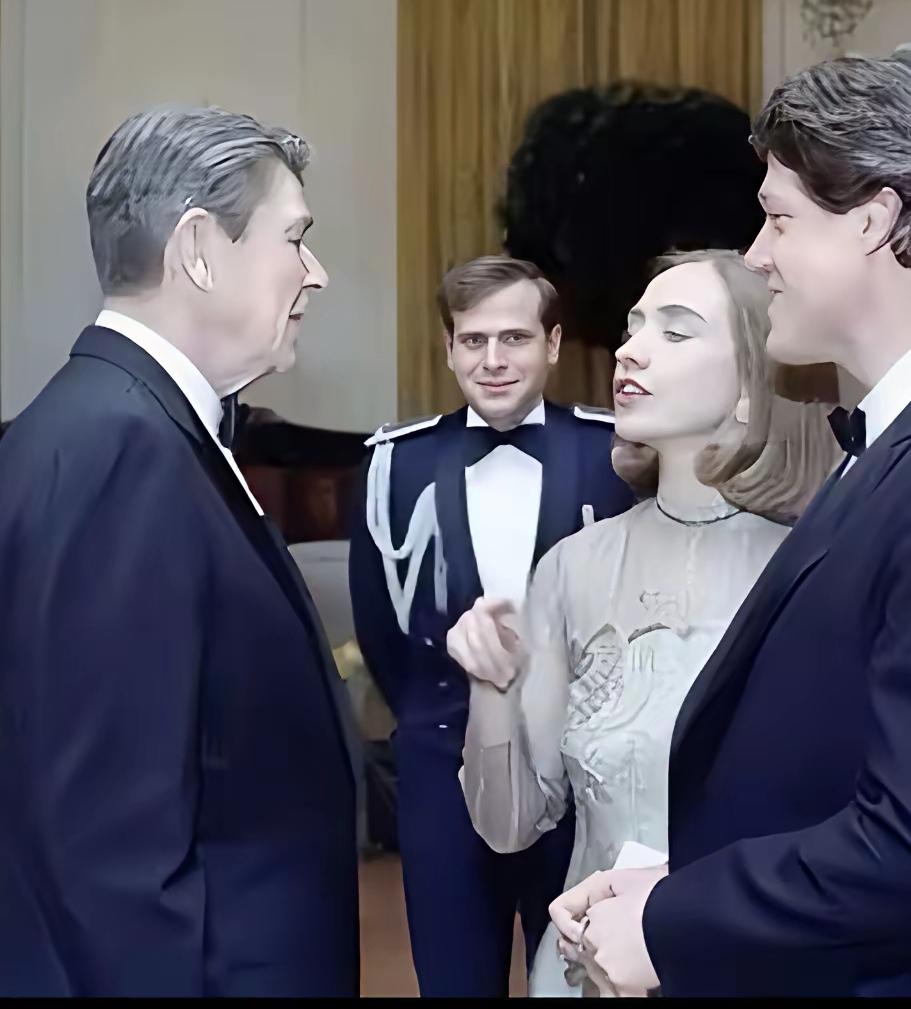 克林顿这松弛感，几十年如一日！这些年，克林顿的松弛感一直存在，不管是面对的是谁