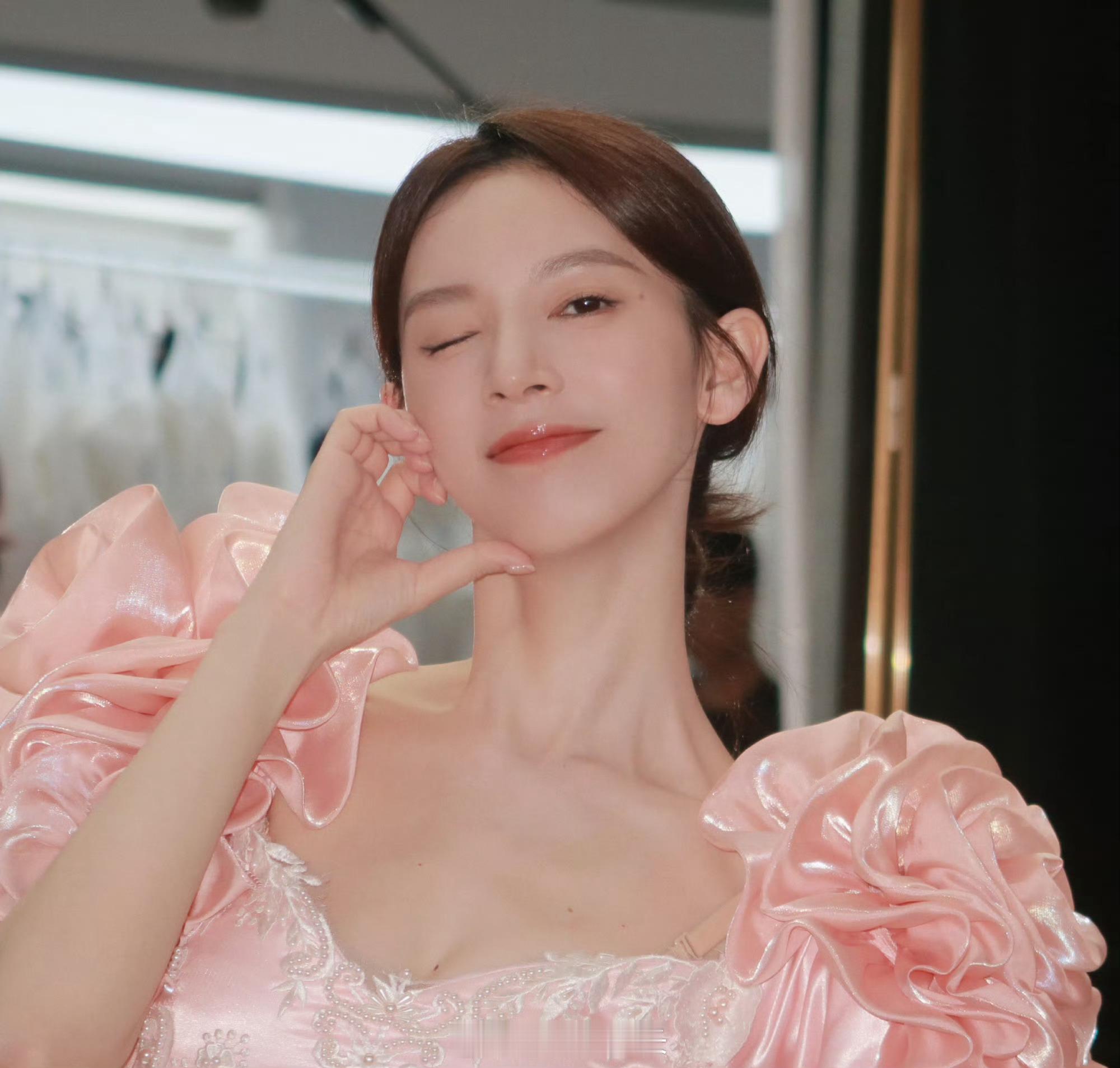 陈瑶在我家那闺女综艺里帮妈妈试婚纱，一袭婚纱仙气满满，宛如仙女，画面温柔又治愈。
