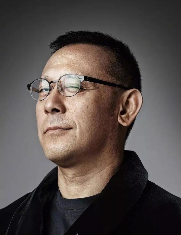 大导演姜文这样倒了！让人猝不及防！在我们大众眼里，姜文是和张艺谋、冯小刚、陈