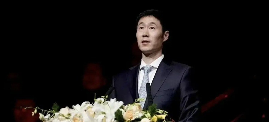 孙颖莎没来开幕式却3次引爆全场尖叫，亚运会刚拼到体能极限搭档又退赛，唯独她还留在女单签表上，球迷急得