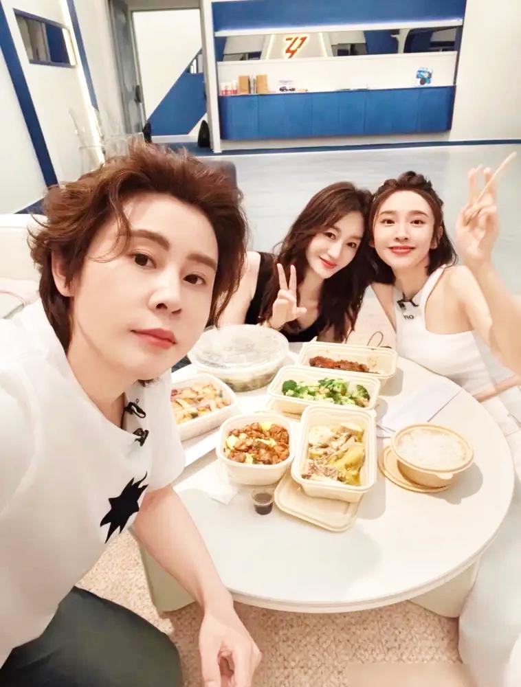 别再被女明星“天生吃不胖”的假象骗了！李小冉王濛深夜聚餐满桌硬菜，看着吃得热