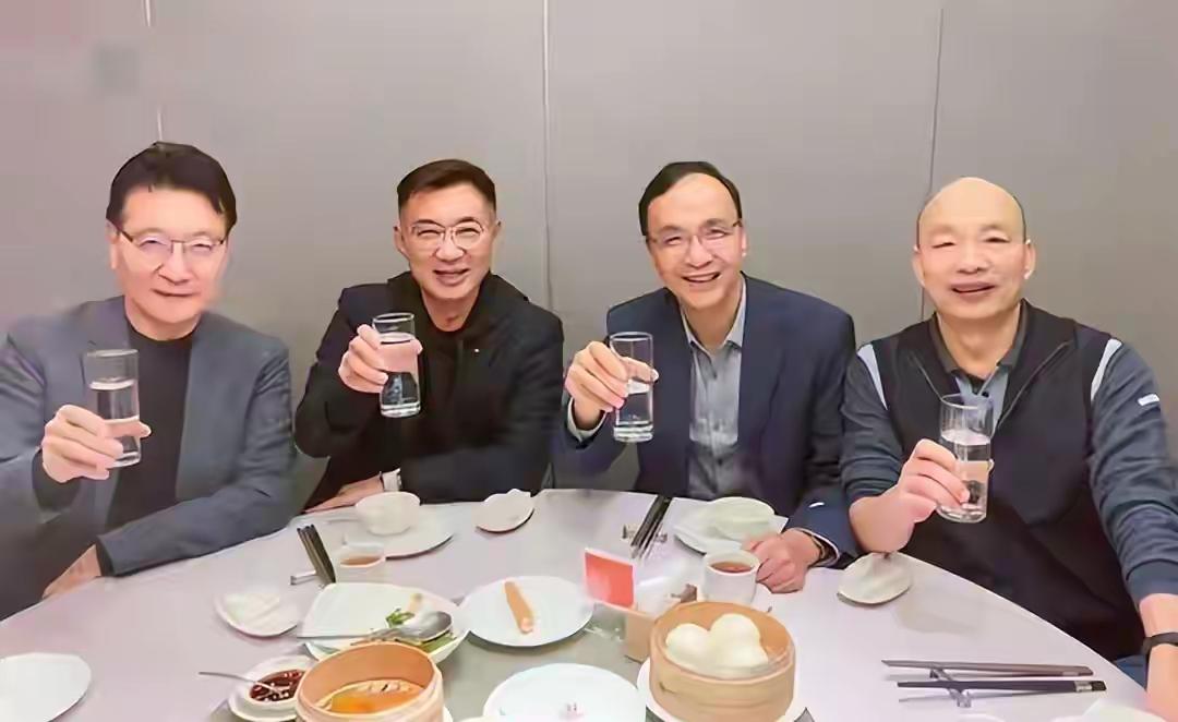 韩国瑜、朱立伦、江启臣、赵少康聚餐的一张照片，拍摄时间不详，大概率是朱立伦任国民