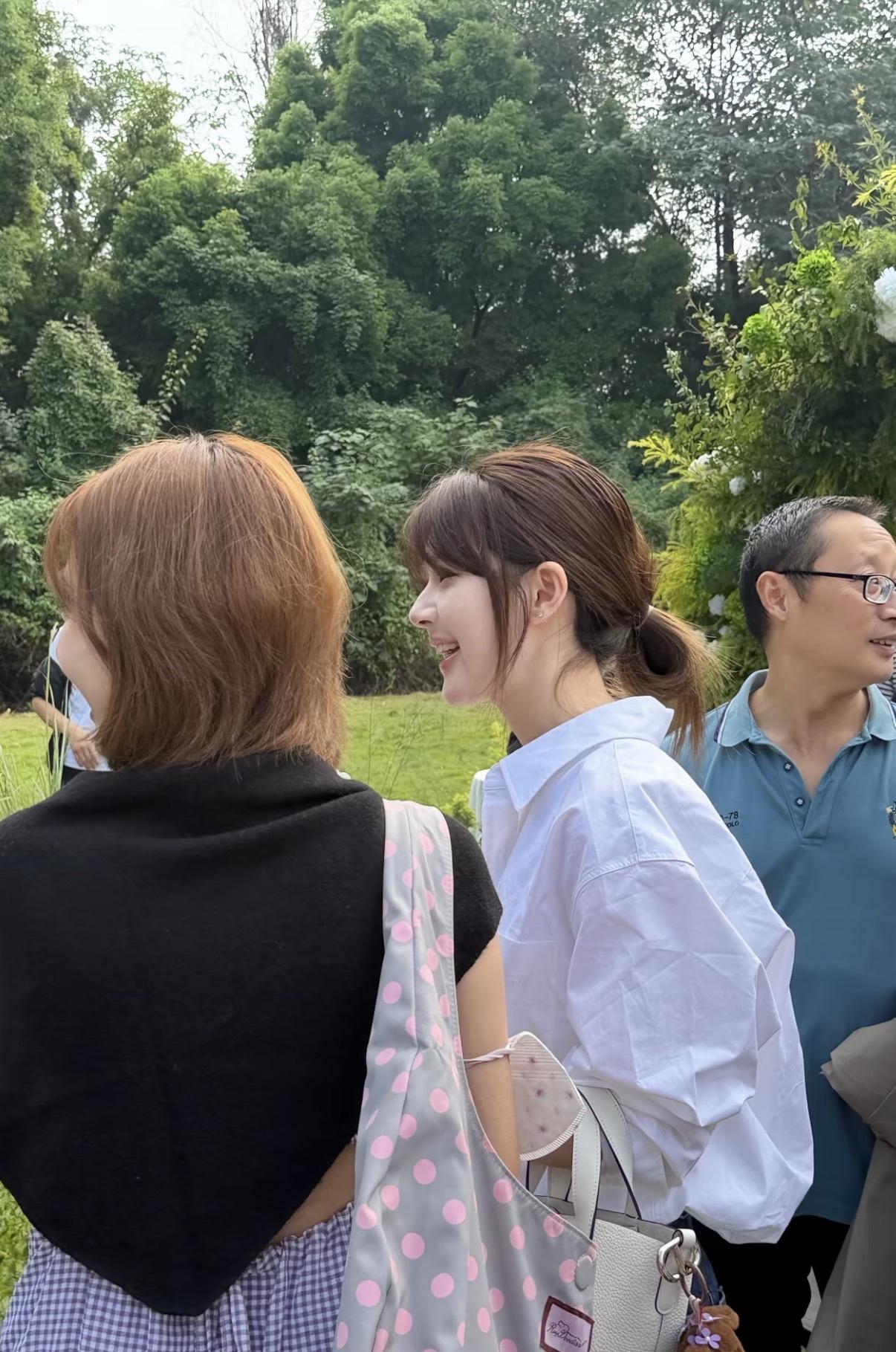 国庆节明星也在忙着参加婚礼！网友在成都偶遇赵露思！生图的露思太美了吧！只穿着一件