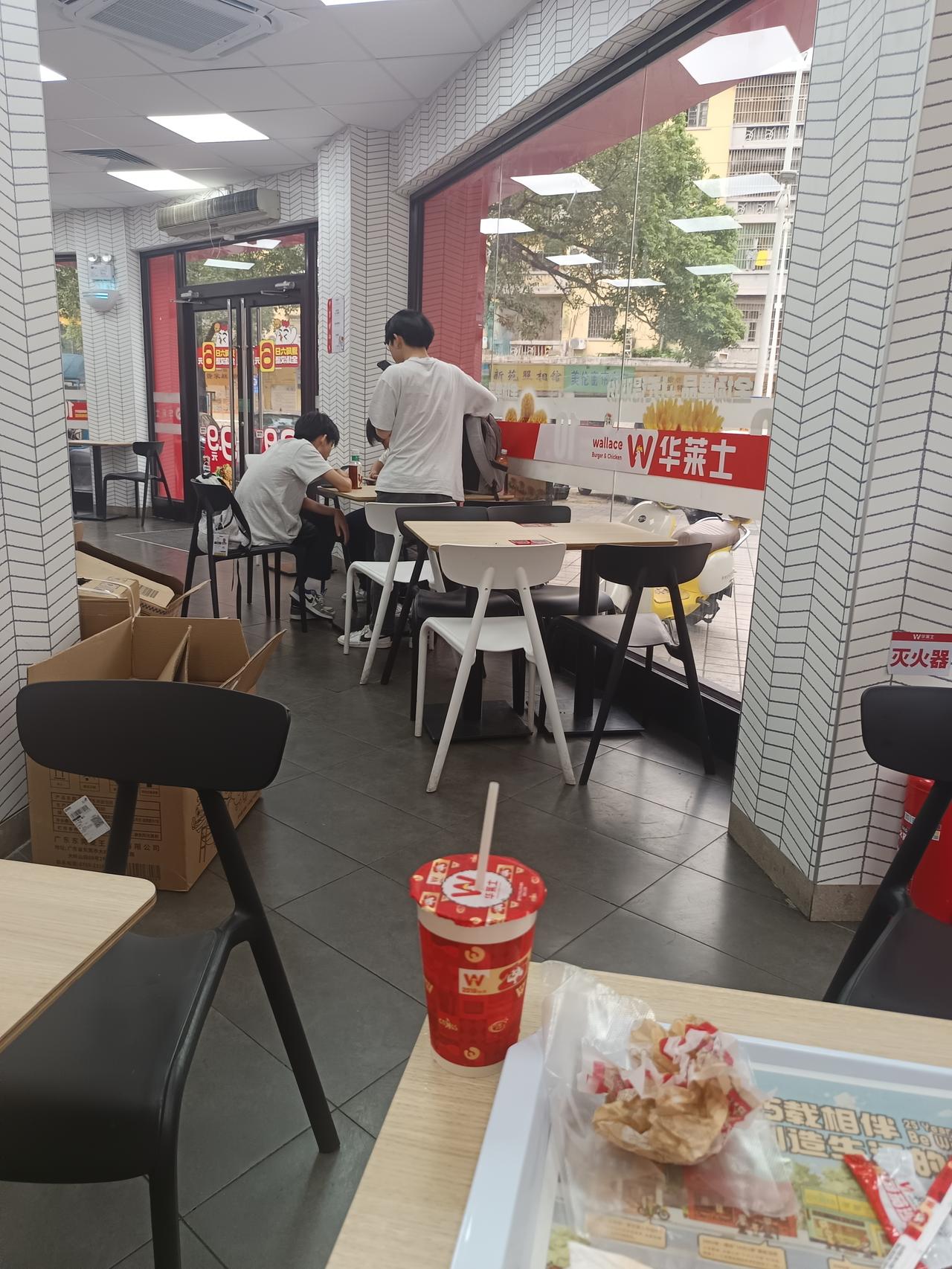 今天在华莱士遇到了这三个小孩，发现一个很严重的问题但不知道怎么说才好