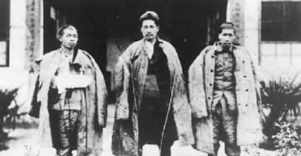 1935年，王耀武得知部下俘虏了一个红军师长，兴冲冲的跑过去准备审讯，但当他看到