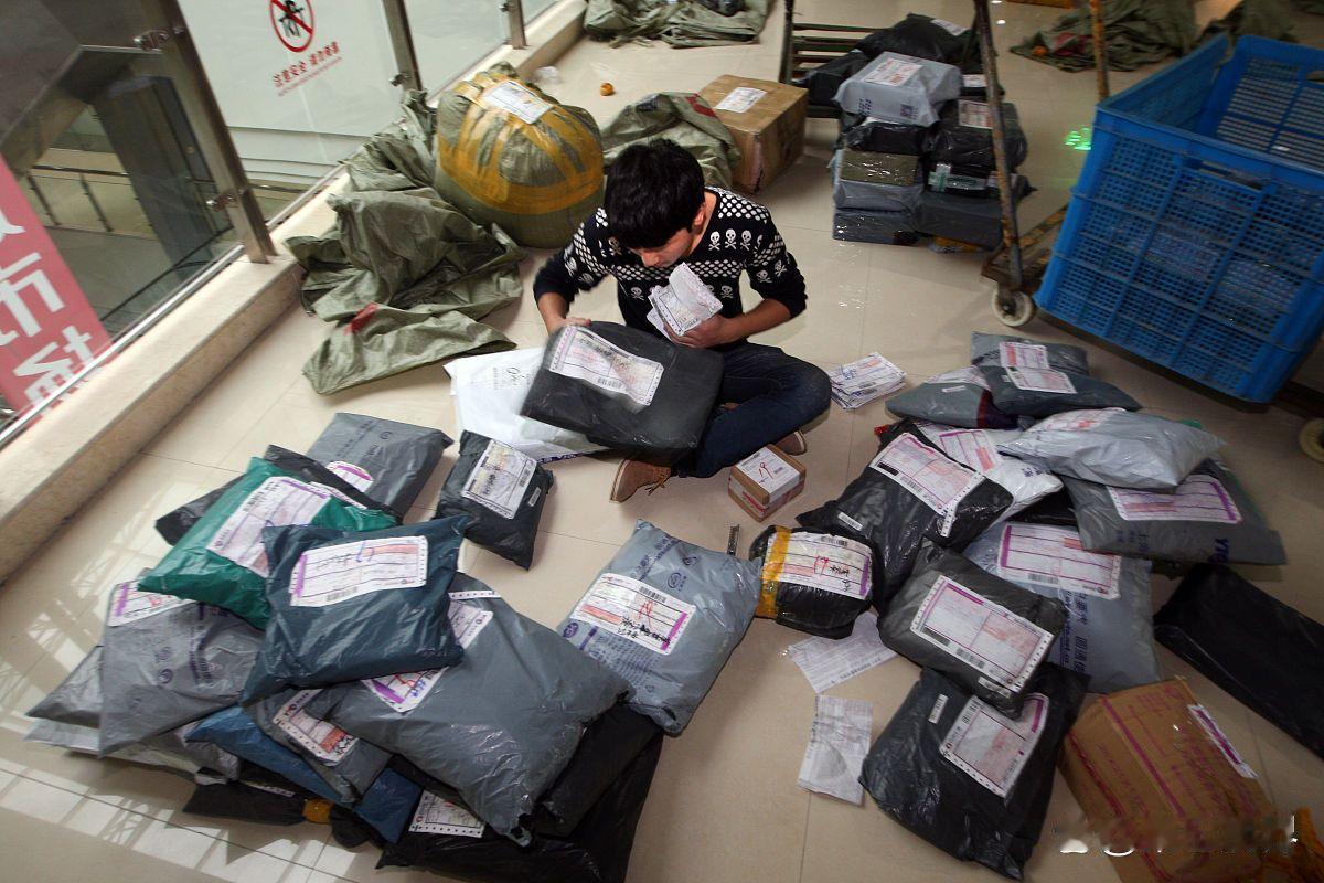 听说了吗？那个23岁的大学生王某，竟然靠偷快递过活！她专挑高档小区的驿站下手，4