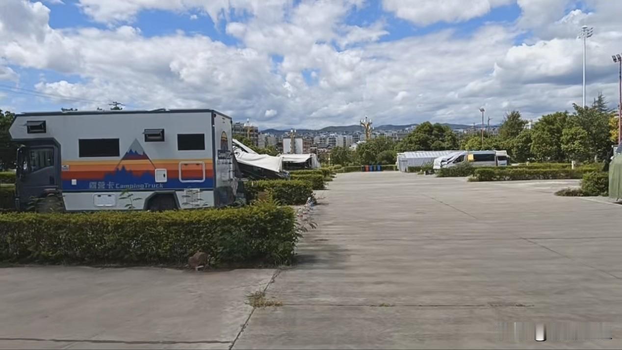 云南永仁体育场房车营地，12元一天，现状实拍车友们，来到云南号称太阳城的永仁，