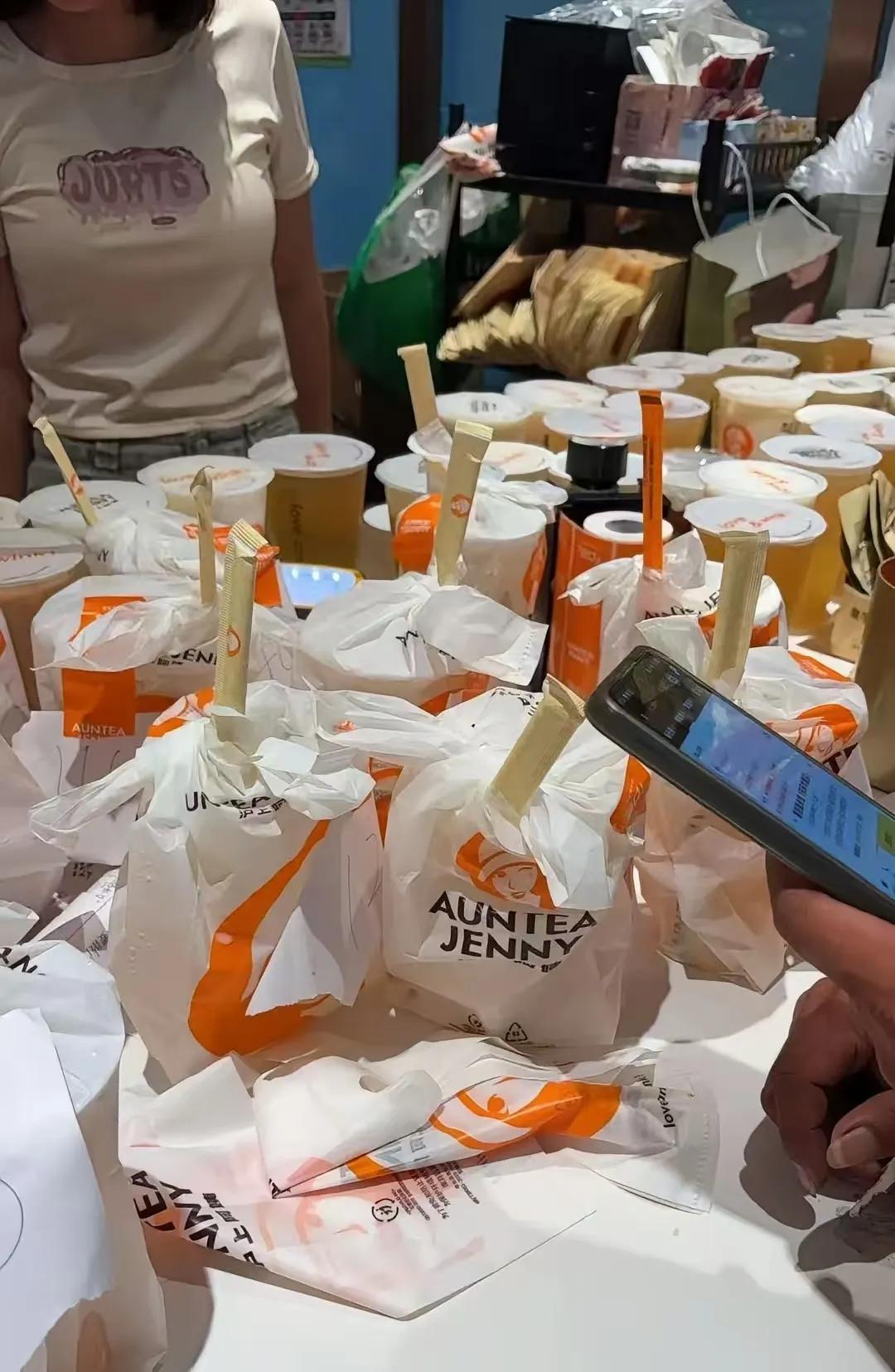 美团到店自取这个策略挺高明的！这是培养用户自取习惯，悄悄的干掉少部分外卖小哥。加
